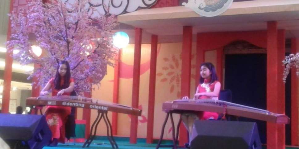 Pertunjukan alat musik petik tradisional Tionghoa yaitu guzheng dalam acara Mooncake Festival 2019 pada Minggu (9/22) malam.