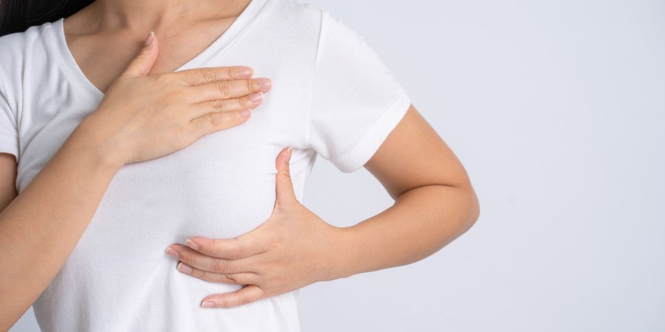 Payudara terasa sakit dan nyeri? Segera konsultasikan ke dokter apabila payudara kamu mengalami beberapa gejala berikut!