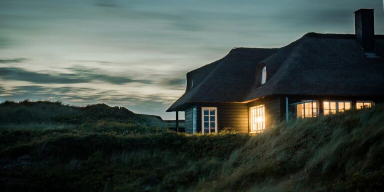 Rumah Untuk Pulang — Sebuah puisi dari Majalah Sunday tentang seseorang yang merindukan rumah, berharap untuk pulang.