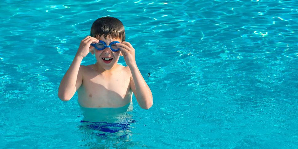 mitos kolam renang, klorin bisa bikin mata merah?