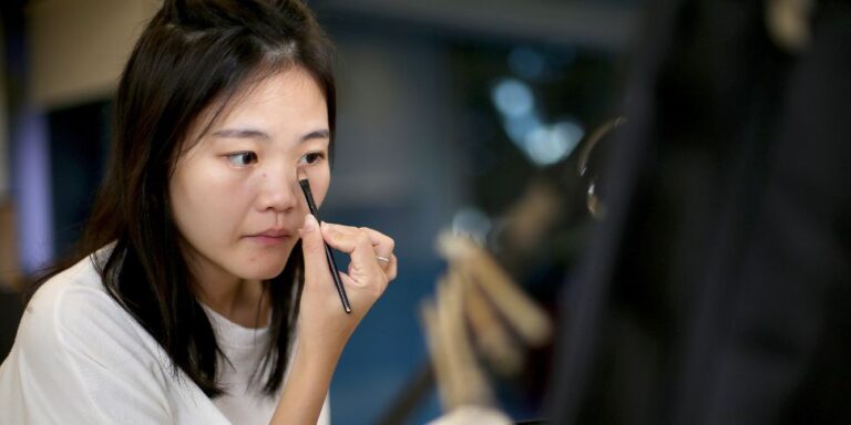 Buru-buru bukan penghalang untuk tetap tampil cantik dan menarik. Berikut ini tips make-up buat kamu yang lagi dikejar waktu!
