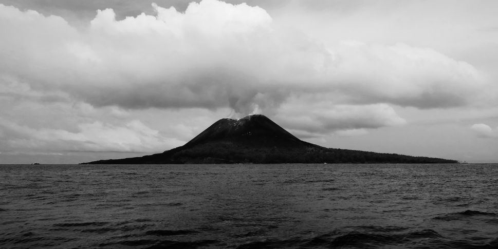 Siapa itu Sabdo Palon dan apa hubungannya dengan dentuman Gunung Krakatau yang terjadi pada bulan April? Simak kisahnya berikut ini!