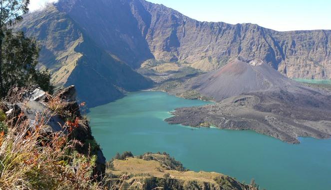 mitos gunung indonesia