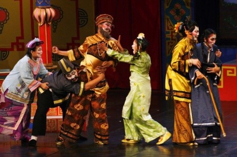 Kenali lebih dalam tentang Lenong, teater tradisional Betawi yang kaya akan budaya dan sejarah. Yuk, lestarikan budaya Betawi bersama!