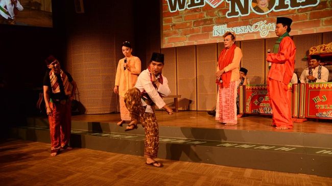 Kenali lebih dalam tentang Lenong, teater tradisional Betawi yang kaya akan budaya dan sejarah. Yuk, lestarikan budaya Betawi bersama!