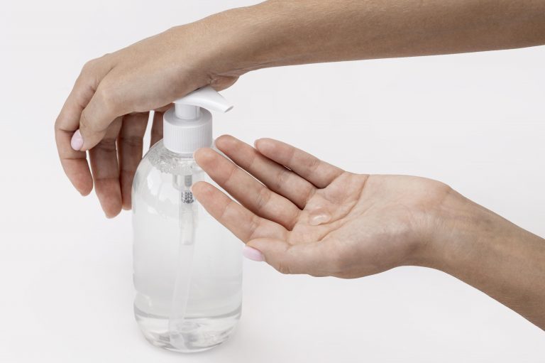 Pelajari cara membuat masker kain dan hand sanitizer sendiri dengan bahan sederhana untuk menjaga kesehatan di tengah pandemi.