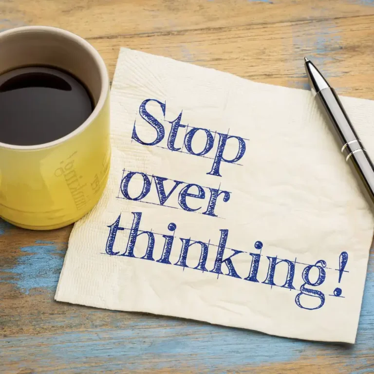 Overthinking bikin susah tidur? Yuk temukan tips sederhana untuk menenangkan pikiran sebelum tidur agar malam lebih nyenyak!