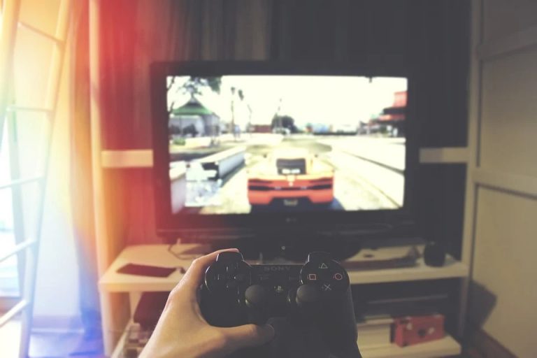 Di saat pandemi yang mengharuskan kita membatasi aktivitas di luar rumah, nampaknya main game menjadi kegiatan yang sering dilakukan remaja.