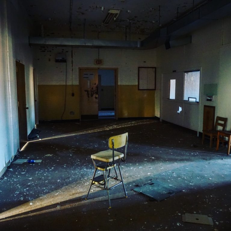 KAMISTERI: Hantu Penunggu Toilet SMA di Bandung