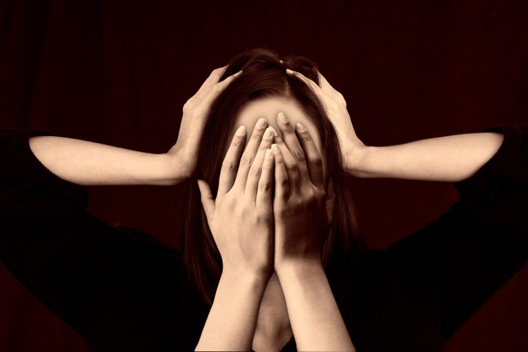 Perilaku menyakiti diri sendiri atau melukai diri sendiri disebut self harm. Dalam artikel ini kita akan mengenal self harm lebih dalam