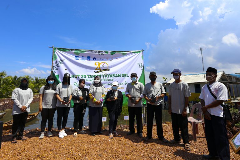 Tingkatkan Kepedulian Lingkungan dengan penanaman 1.000 bibit pohon bakau di Pulau Ngenang, Batam, demi melestarikan alam.