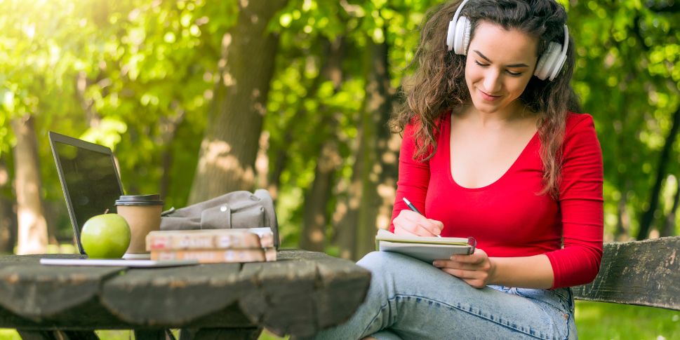 manfaat membaca audiobook membantu kita untuk mengembangkan kemampuan menginga