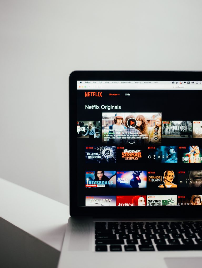 Bingung Weekend Ini Mau Ngapain? Ini Dia 3 Rekomendasi Serial Netflix Terbaik 2021!