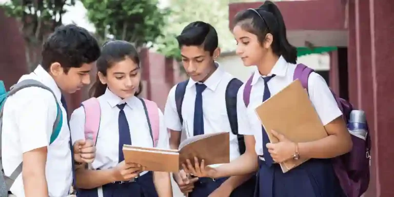Sebagai adik kelas atau adik tingkat, kadang bingung kan mau menegur kakak kelas yang melakukan kesalahan. Nah cek tips berikut ini!
