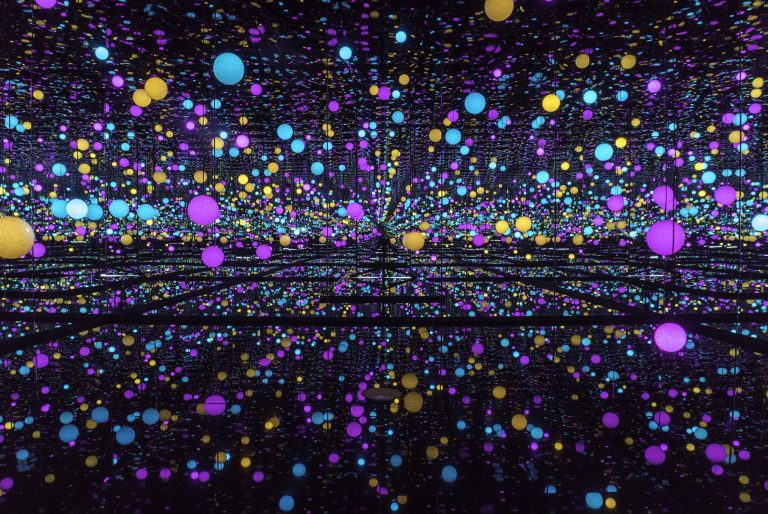 Museum Macan kembali menghadirkan Infinity Mirrored Room karya Yayoi Kusama. Jangan lewatkan pengalaman seni imersif ini!