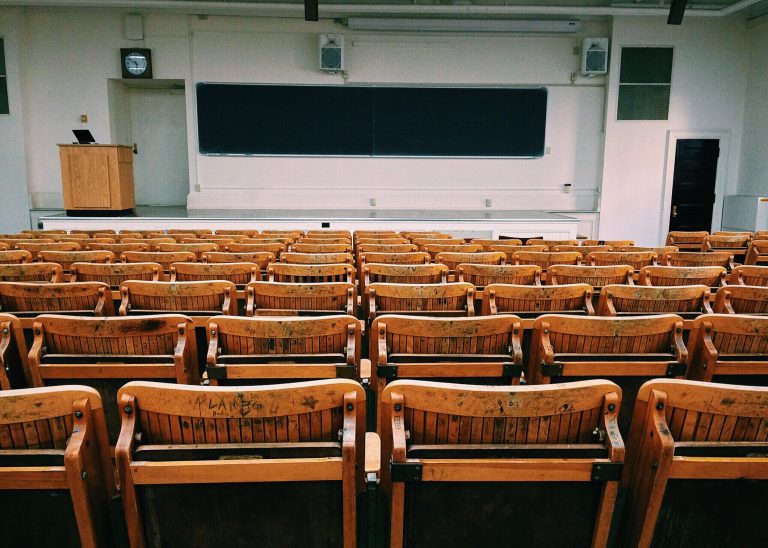 Teks reflektif tentang Keresahan Jurusan ini menggambarkan kecemasan remaja dalam memilih jurusan kuliah yang tepat untuk masa depan mereka.