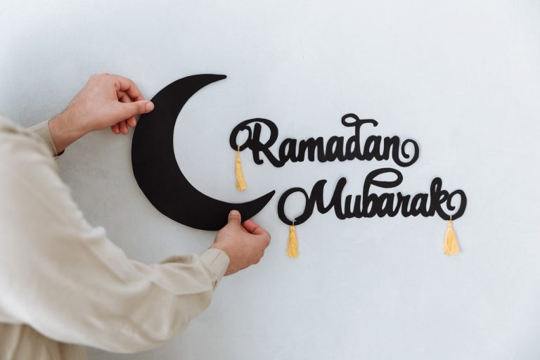 Kumpulan pantun sambut Lebaran penuh keceriaan dan makna. Cocok untuk berbagi kebahagiaan di momen Hari Raya!