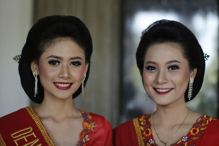 Kamu sebagai perempuan itu tidak boleh terlalu pinter, terlalu punya jabatan, dsb. Sebuah realita menyedihkan ya. Baca cerpen ini yuk.