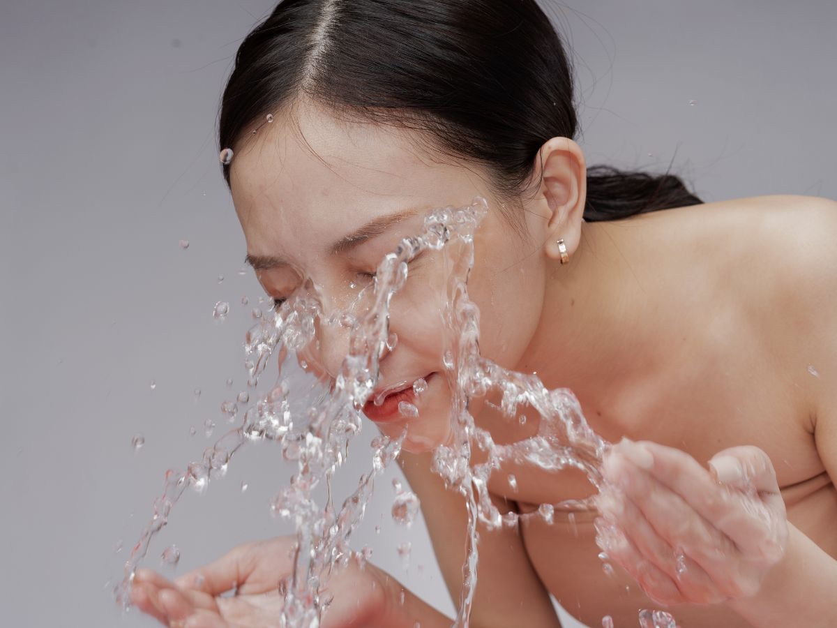 Mempunyai jerawat memang membutuhkan perawatan sabun cuci muka atau face wash