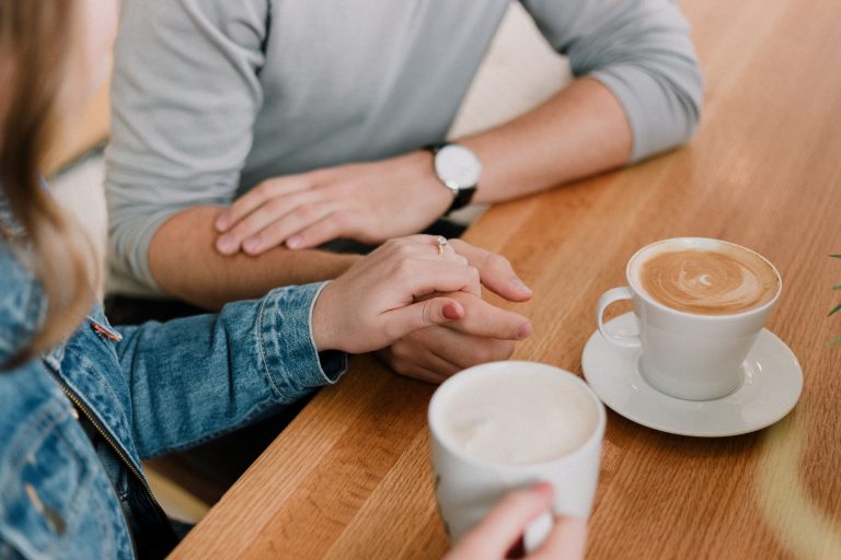 Pasangan “Clingy” Kepadamu? Yuk, Kenali Tanda-Tanda Sifat “Clingy”!
