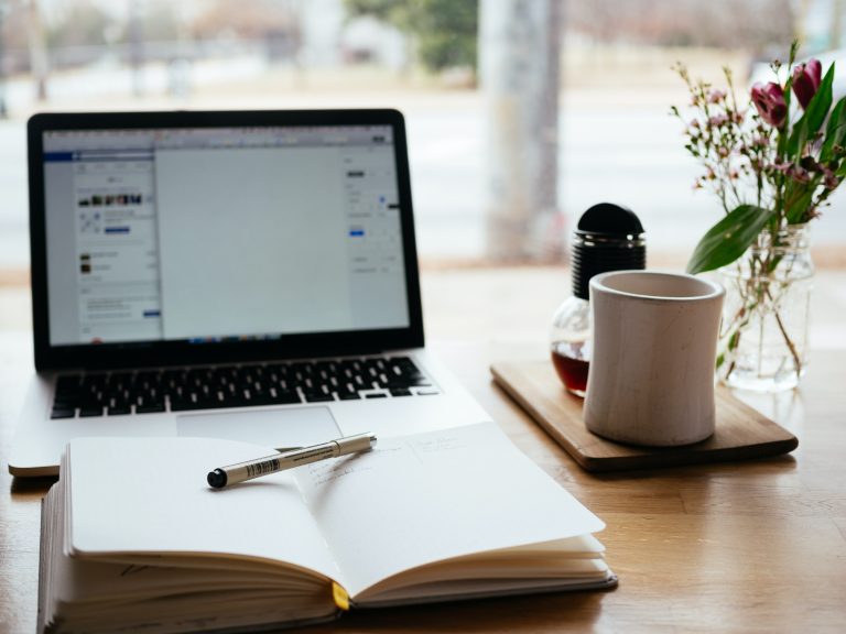 Suka menulis dan kepingin nanti bisa hidup dengan jadi penulis? So, kamu perlu cek artikel ini selengkapnya!