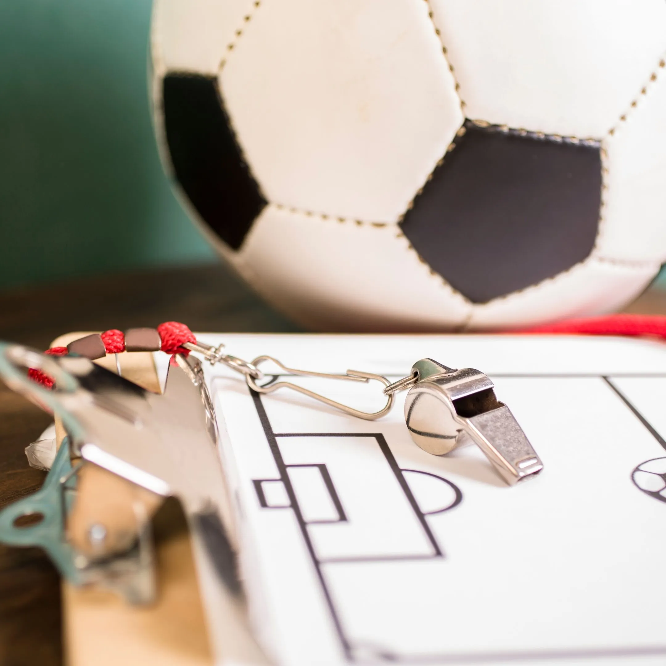 Mau jago main sepak bola? Perlu taktik dan strategi dalam menguasai bola.