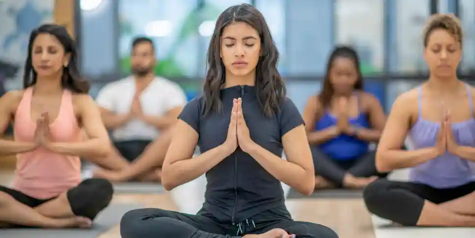 Merasa stres dan mudah cemas karena sekolah, keluarga atau pacar? Well, coba deh kelola dengan olahraga yoga. Baca artikel selengkapnya!