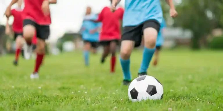 Ngapain sih cowok harus bisa bermain bola? Tentunya gak harus, tapi ada 5 manfaat bermain bola yang kamu harus ketahui