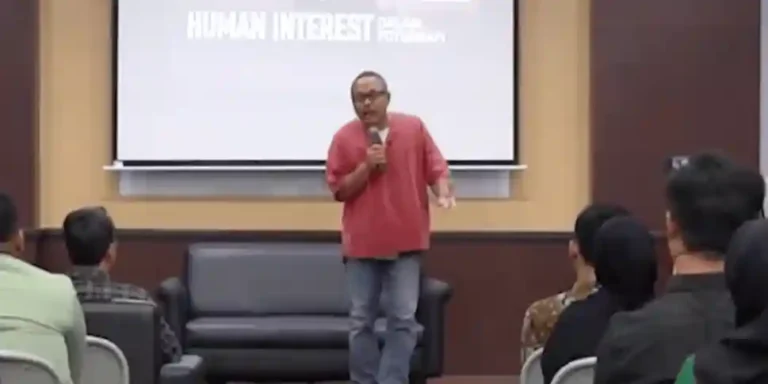 Banyak sekali aliran dalam dunia fotografi. Feskom 2023, menjadi ajang untuk mengasah kemampuan foto human interest kepada para peserta.