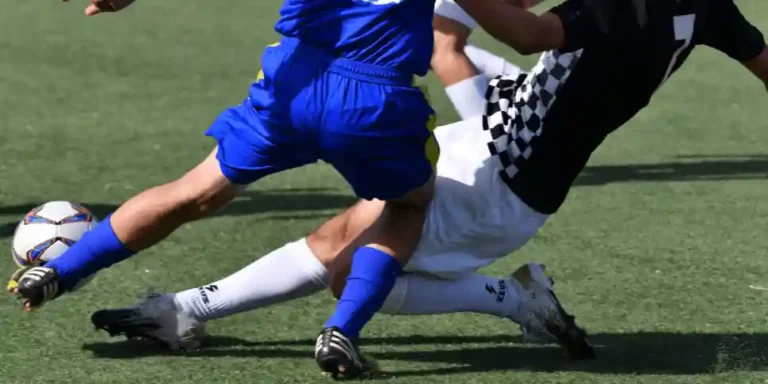Salah satu hal trik yang harus dikuasai dalam bermain bola dalam memahami cara melewati lawan ketika membawa bola sepak. Yuk kita cek!