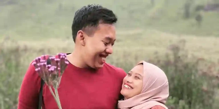 Apakah kamu pernah ngalamin satu posisi di mana kamu pacaran beda umur di sekolah? Kebayang gak setelah dia lulus, hubungan kalian bagaimana?