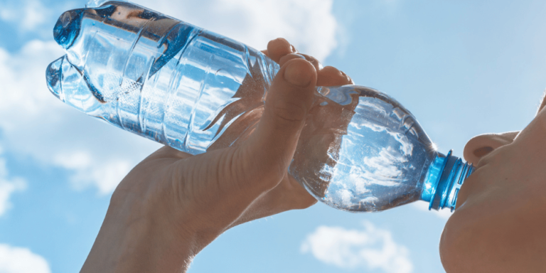 Rutin minum air putih sebelum tidur bisa bantu kamu glow up? Yuk, kita cari tau manfaat lain nya jika rutin mengkonsumsi air hangat!