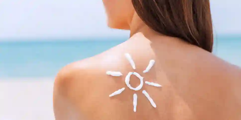 Sinar matahari yang semakin terik punya risiko bagi kulit. Tapi cara apply sunscreen yang gak bener juga berdampak buruk lho.