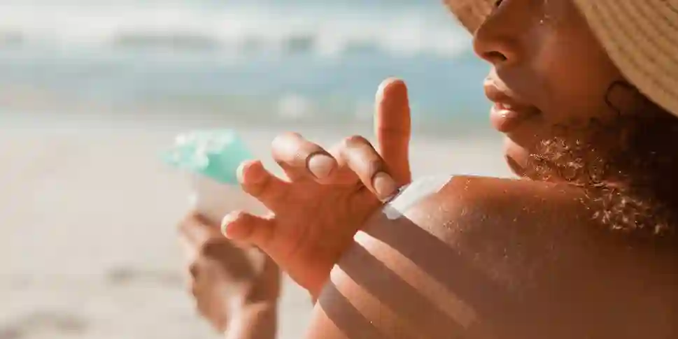 Sinar matahari yang semakin terik punya risiko bagi kulit. Tapi cara apply sunscreen yang gak bener juga berdampak buruk lho.