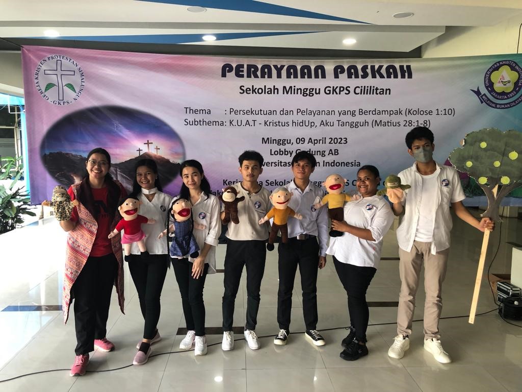 Perayaan paskah with panggung boneka Universitas Kristen Indonesia
