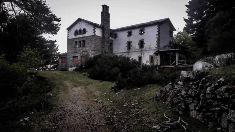 Hal-hal yang berbau paranormal mungkin disukai beberapa orang sekaligus membuat penasaran. Apakah kalian salah satu diantaranya?