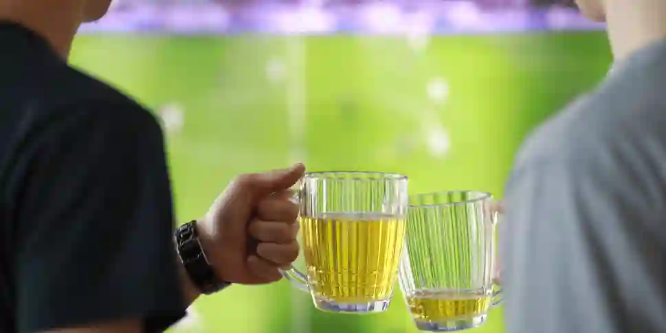 Nikmati nonton bola yang seru bersama teman setongkrongan dengan layar besar dengan memiliki proyektor sendiri!