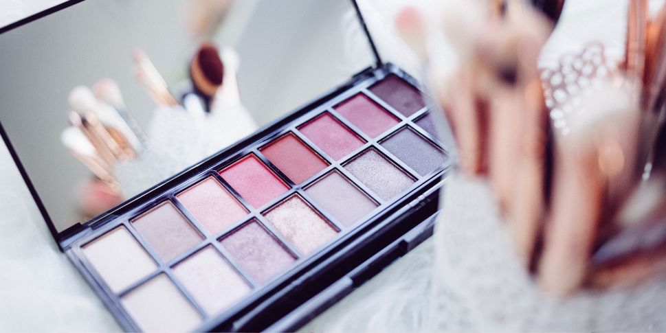 Udah make-up capek-capek tapi hasilnya malah nge-crack? Yuk, simak tips berikut supaya make-up terlihat flawless!