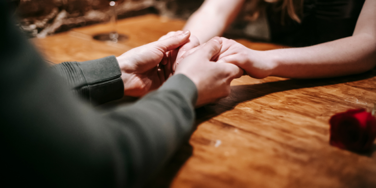 Bicara Cinta: Apa Bedanya Membuka Diri dengan Membuka Hati?