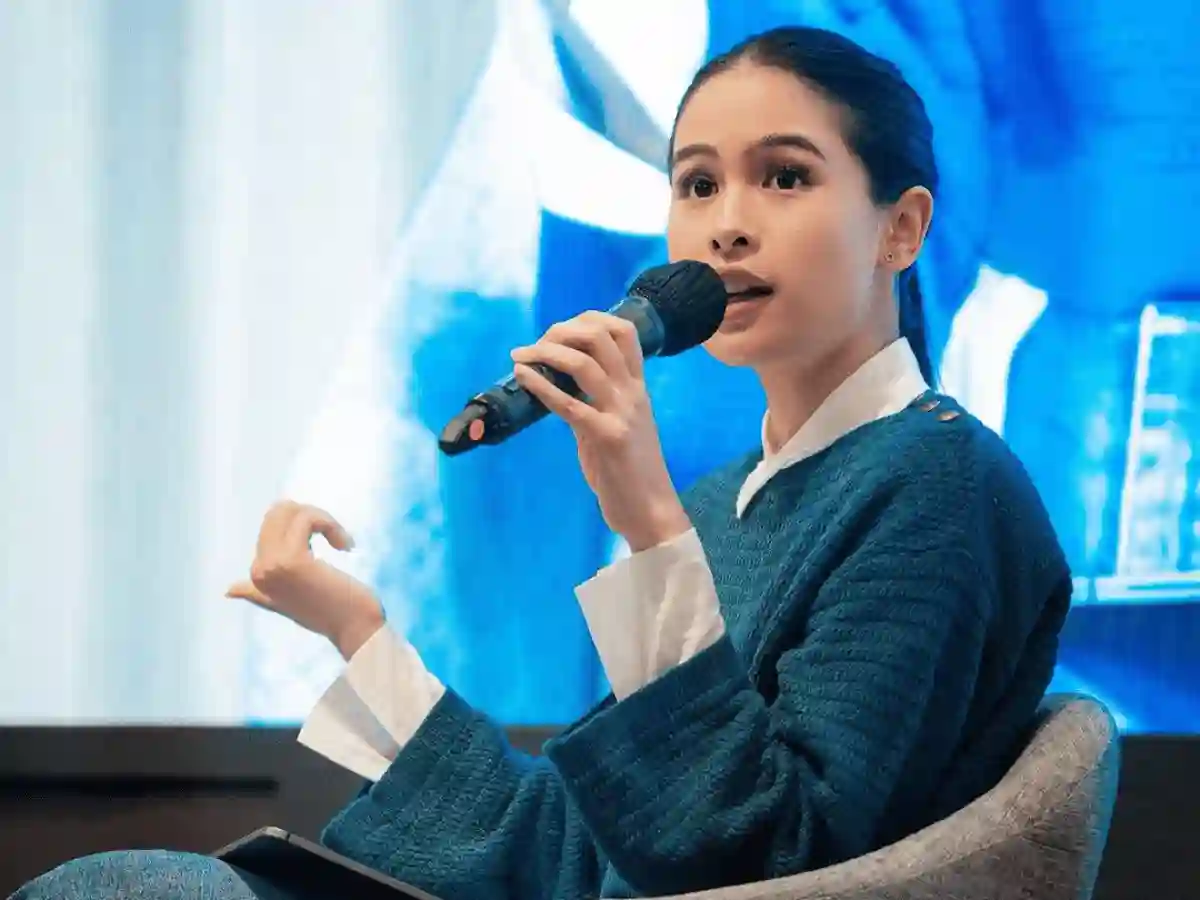 Public speaking adalah sebuah seni berkomunikasi lisan di depan banyak orang. Maudi Ayunda ialah sosok mengispirasi di bidang ini.