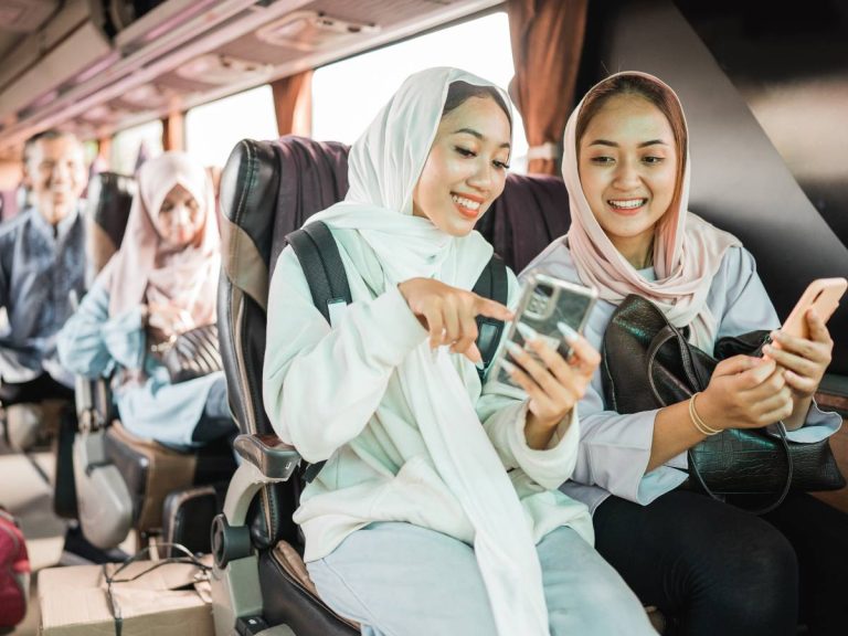 Mau liburan bareng keluarga atau temen? Daripada libur jadi gak asik, cek deh barang wajib untuk perjalanan berikut ini!