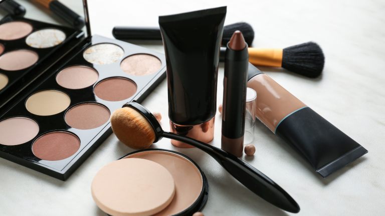 Cintai produk buatan anak bangsa! Berikut 5 brand make up lokal dengan harga terjangkau dan kualitas internasional! Selengkapnya di sini!