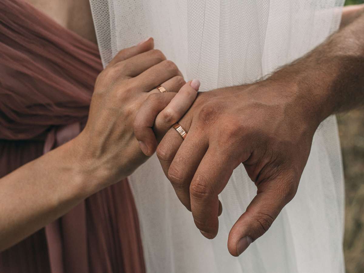 Bukan tunangan, apalagi menikah, tapi pasangan ini sudah mengenakan cincin, yaitu promise ring. Yuk cari tau sejarah dan fakta lainnya!