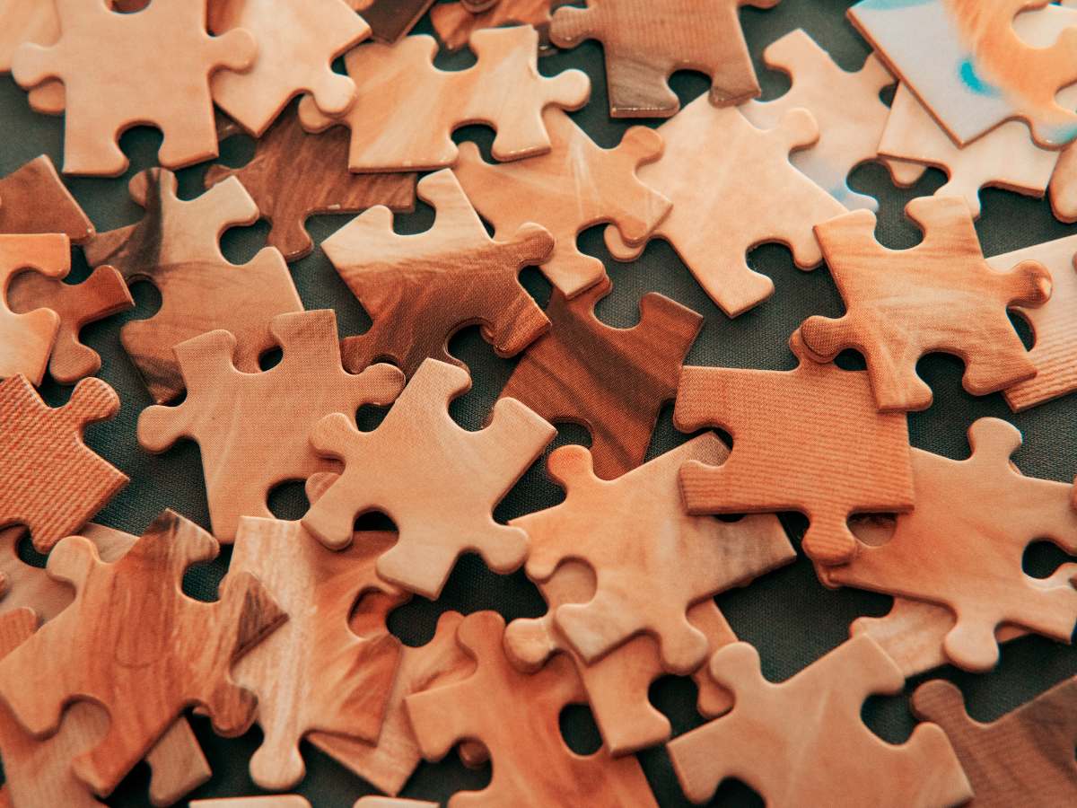 Merakit puzzle mungkin terlihat seperti permainan anak-anak, tetapi manfaat merakit puzzle memiliki juga berdampak untuk semua usia.