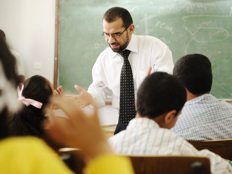 Kita males banget kalau mau kelas diisi guru killer. Well, suka gak suka, kita pasti akan menjalani kelasnya. So, here are the tips for you