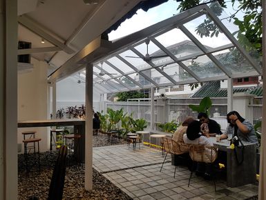 Bosan kerja dari rumah terus? WFC solusinya! Baca rekomendasi 5 Cafe aesthetic di Jakarta yang menunya enak dan cocok buat WFC di sini.