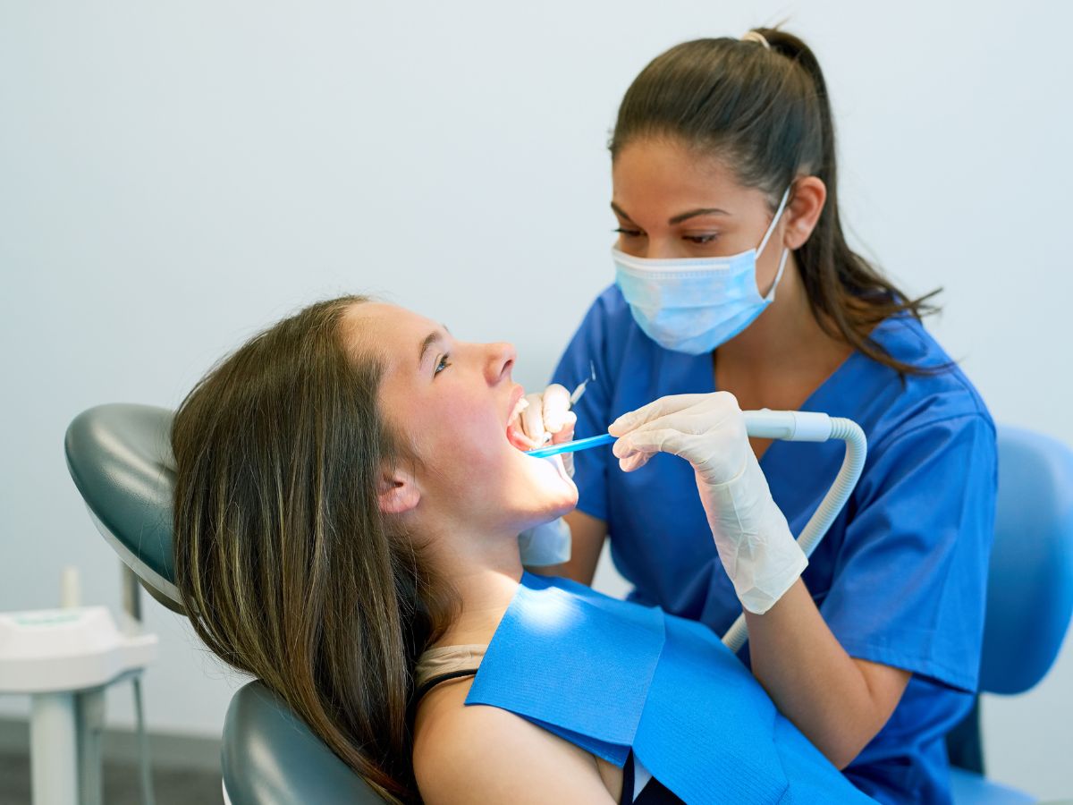 Karang gigi bisa jadi momok bagi orang-orang, karena tidak hanya mengganggu penampilan gigi, tetapi juga mengundang penyakit seperti ...