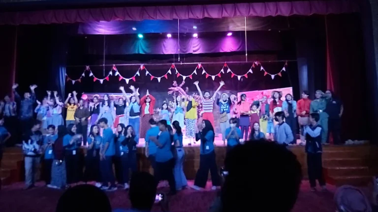 Pemain teater "Nada untuk Rima" berinteraksi dengan penonton di Gedung Kesenian Miss Tjitjih