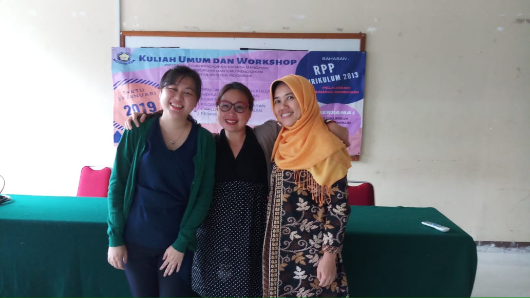 Alumni Pendidikan Bahasa Mandarin UKI mengajar di kelas