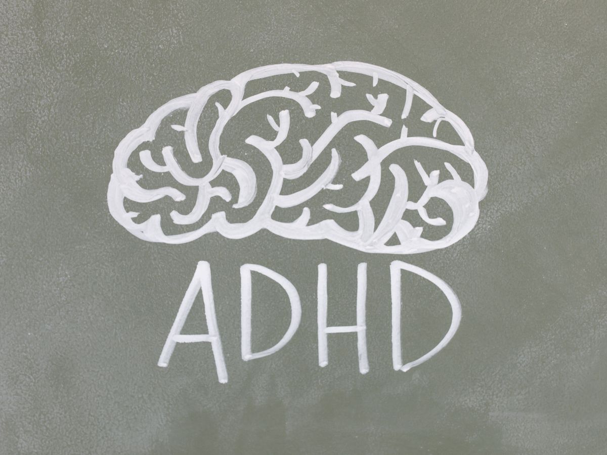 Mau fokus duduk tenang di kelas, tapi kok sulit ya, rasanya kayak badan pingin gerak. Apakah ini tanda ADHD?